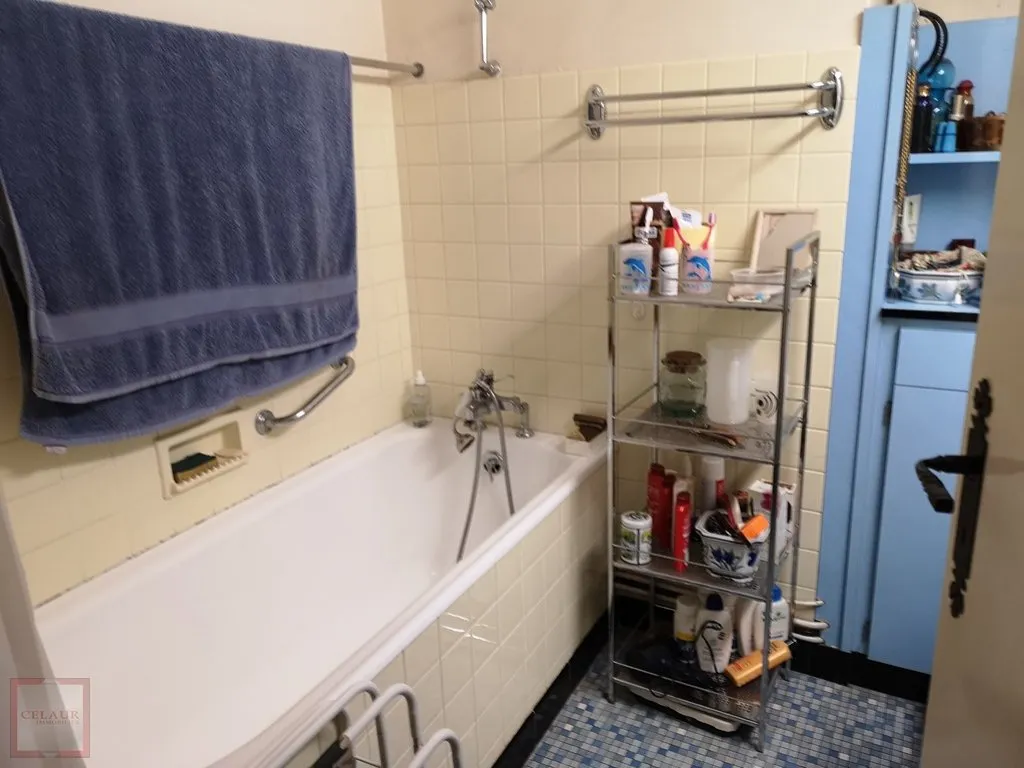 IMMEUBLE AVEC DEVANTURE COMMERCIALE ET LOGEMENT T5 -