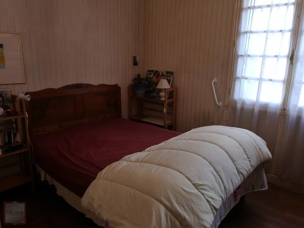 IMMEUBLE AVEC DEVANTURE COMMERCIALE ET LOGEMENT T5 -