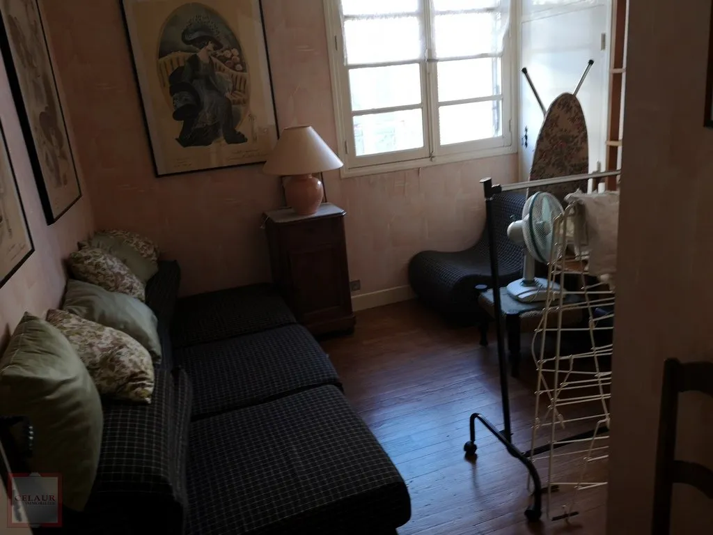 IMMEUBLE AVEC DEVANTURE COMMERCIALE ET LOGEMENT T5 -