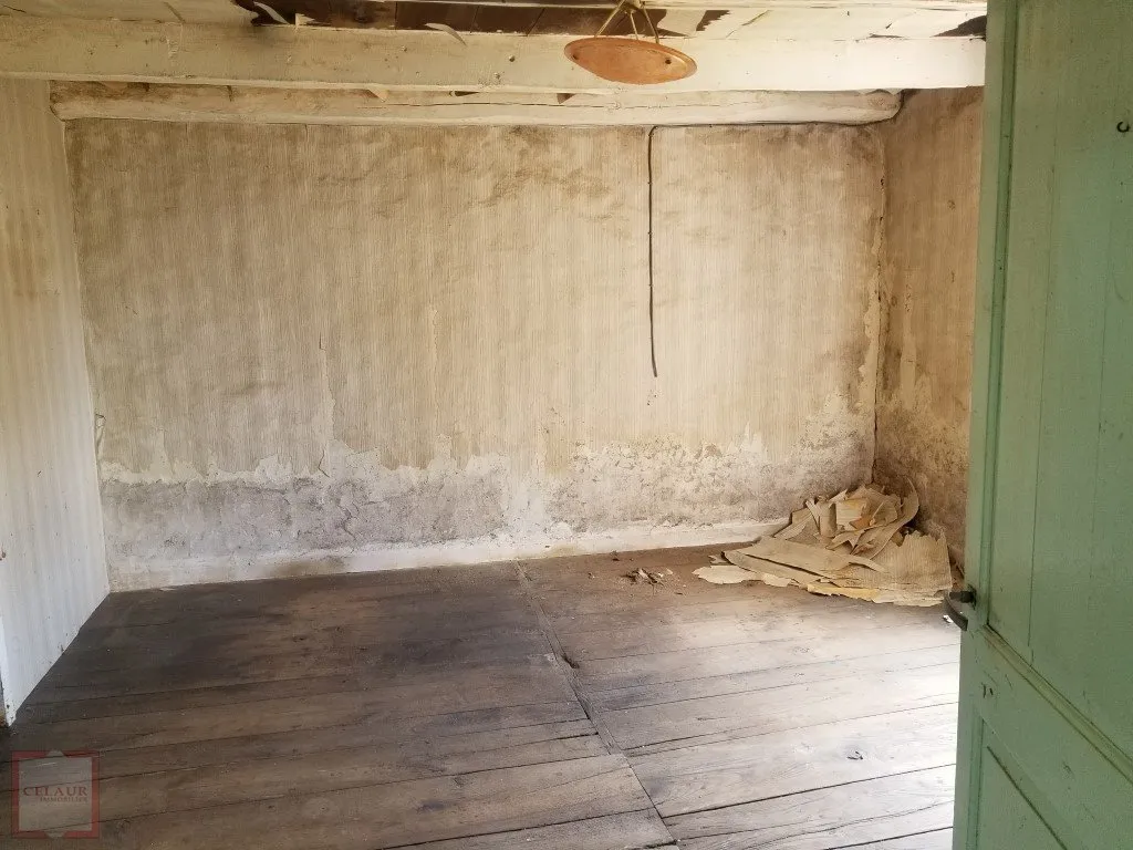 TERRAIN CONSTRUCTIBLE ET SA MAISON EN PIERRES A RENOVER