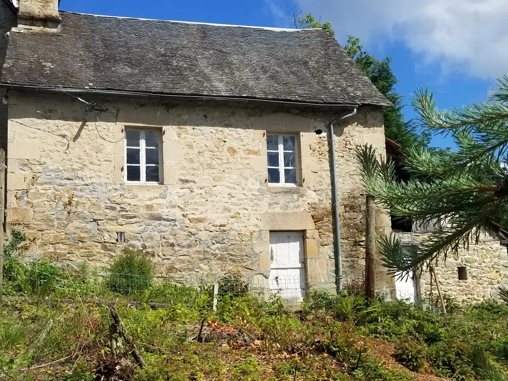 TERRAIN CONSTRUCTIBLE ET SA MAISON EN PIERRES A RENOVER