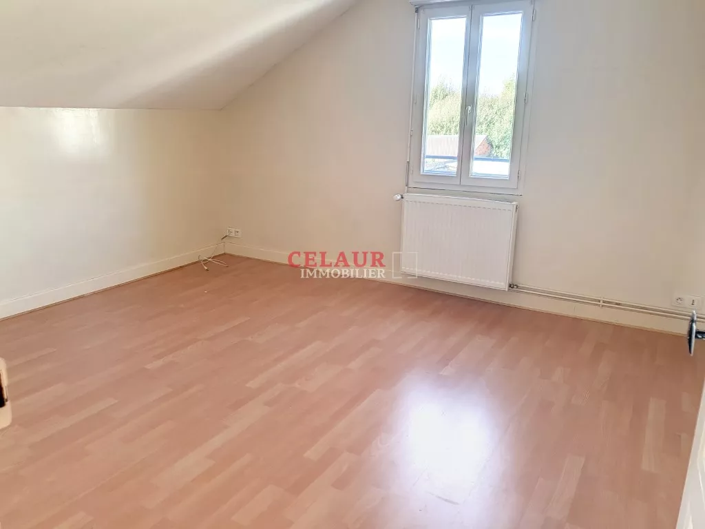 Grande maison avec entrep&ocirc;ts