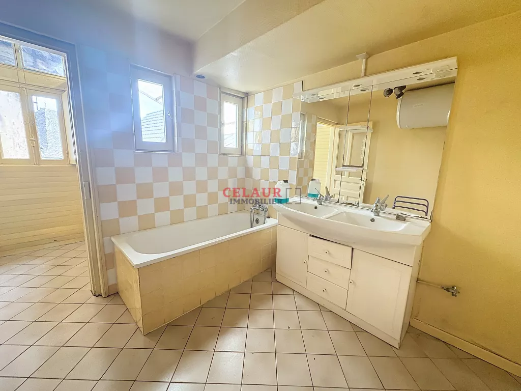 JOLIE MAISON DE BOURG A RENOVER