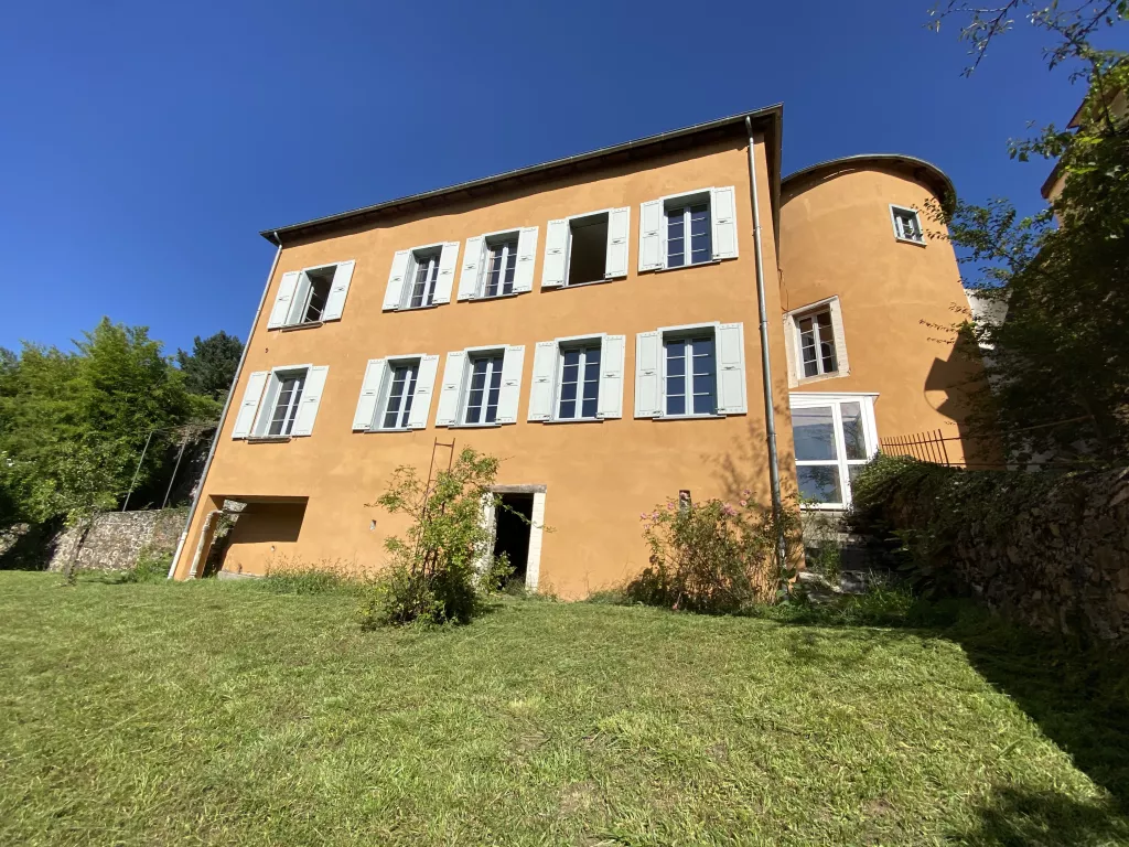 JOLIE MAISON ATYPIQUE RENOVEE AVEC JARDIN