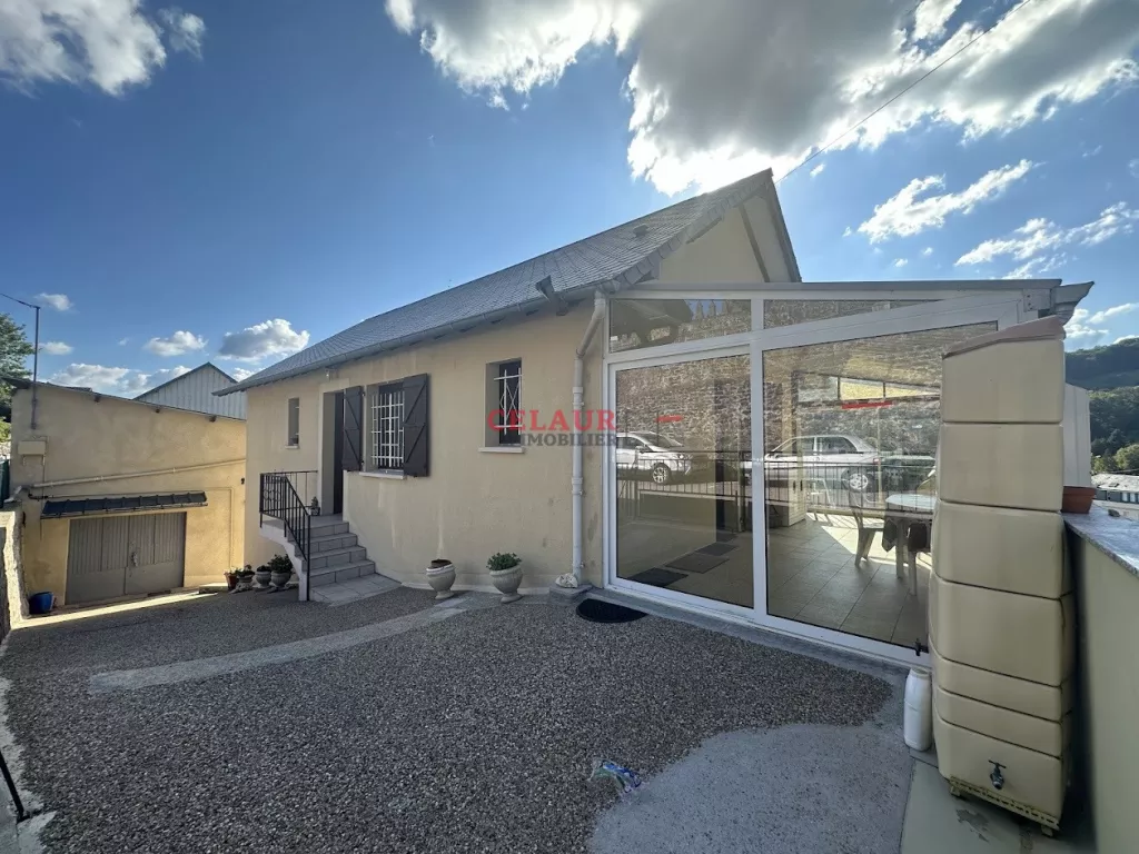 MAISON DE VILLE AVEC QUATRE GARAGES