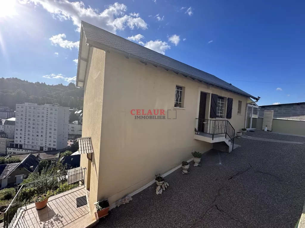 MAISON DE VILLE AVEC QUATRE GARAGES