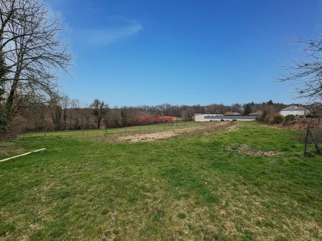 TERRAIN CONSTRUCTIBLE DE 8400 m&sup2;