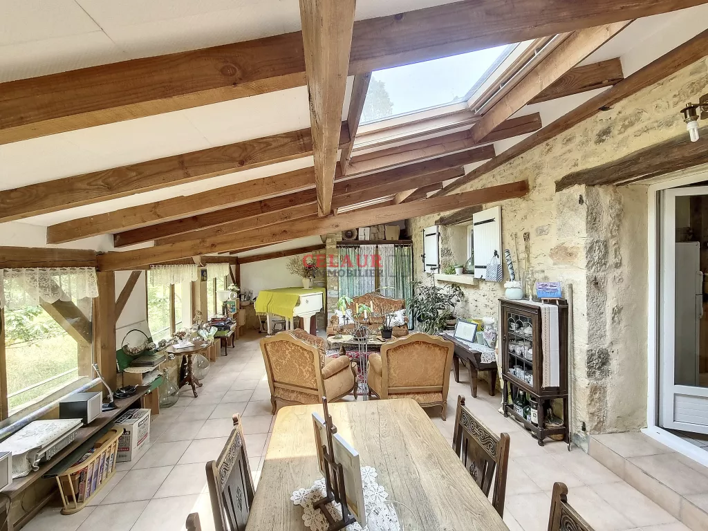 LONGERE EN PIERRES AVEC SON GITE