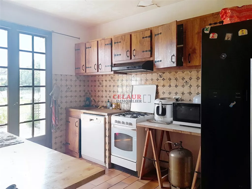 Maison familiale, sous-sol total et jardin.