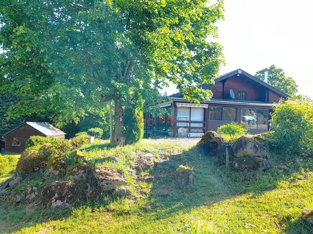 Propri&eacute;t&eacute; avec d&eacute;pendances, travers&eacute;e par une rivi&egrave;re
