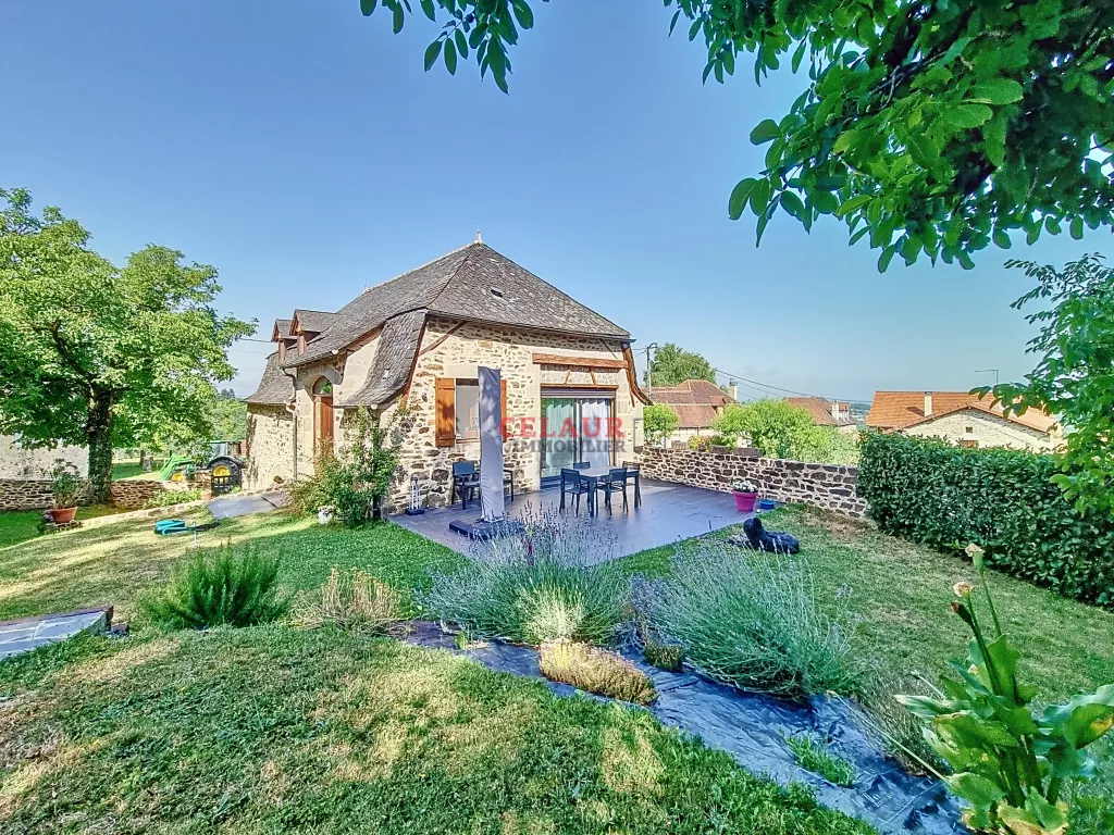 Ensemble immobilier en pierre avec piscine