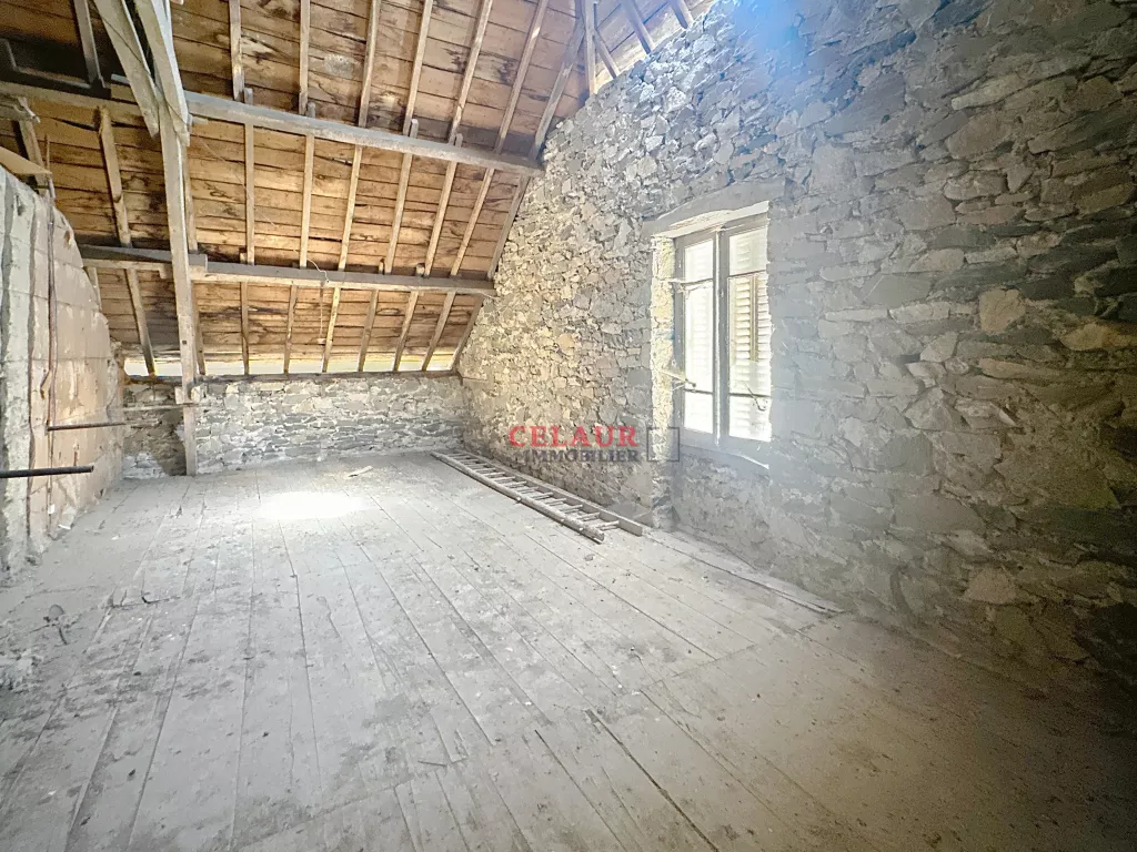 MAISON EN PIERRES AVEC TERRAINS ET DEPENDANCES