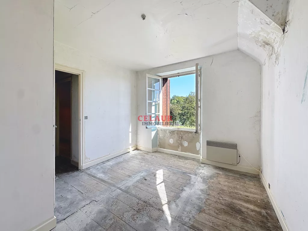 MAISON DE CARACT&Egrave;RE AVEC D&Eacute;PENDANCES ET 1 HECTARE