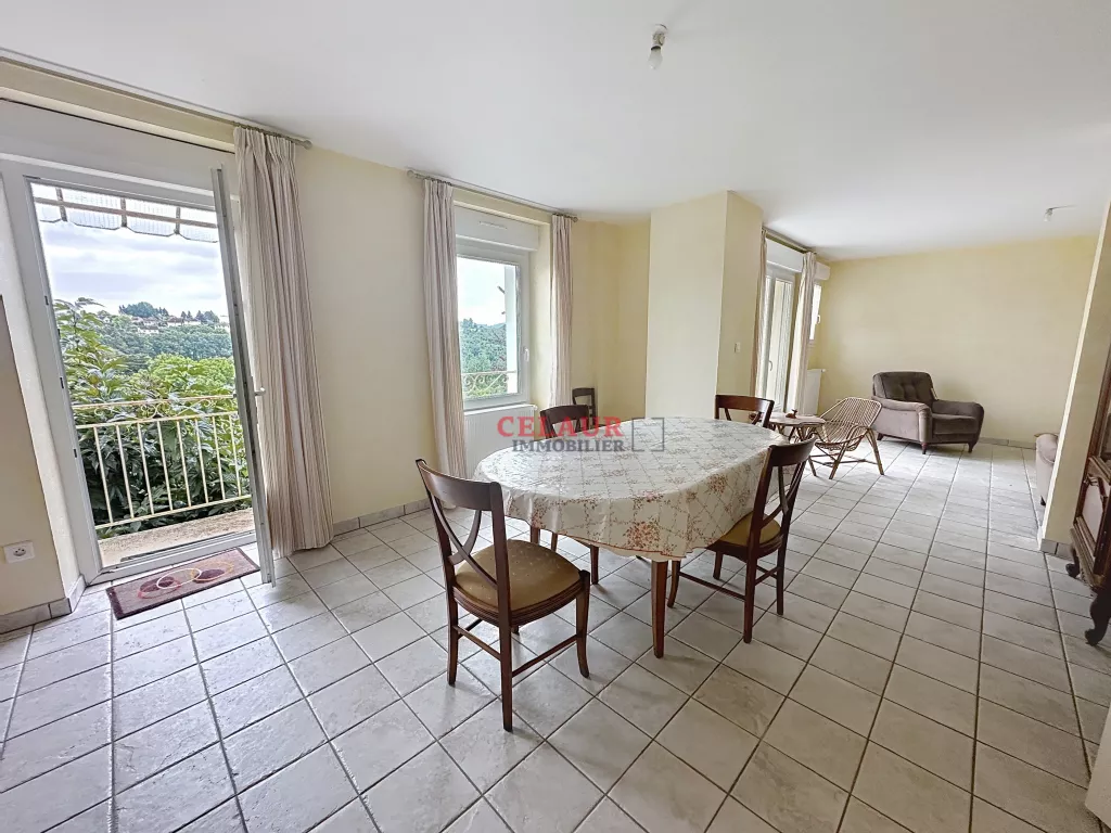 Maison en pierre avec grange