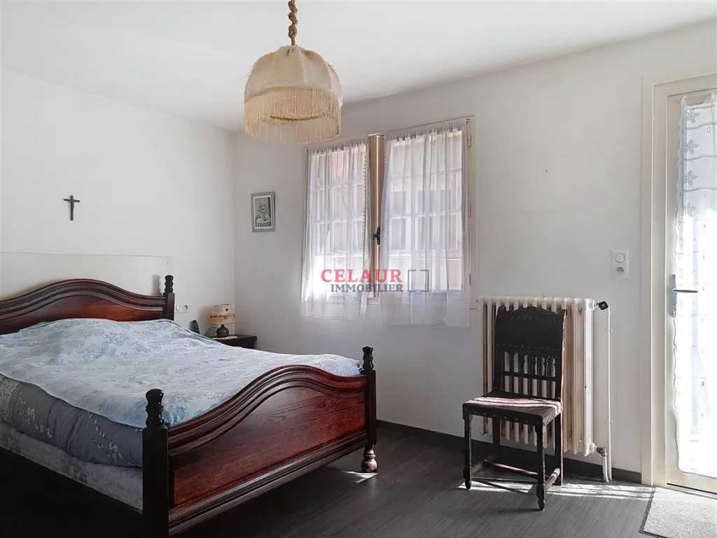 Maison familiale avec d&eacute;pendance et jardin arbor&eacute; et clos.