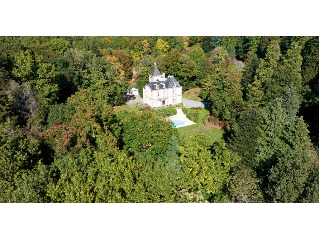 Maison de ma&icirc;tre sur plus de 5 hectares