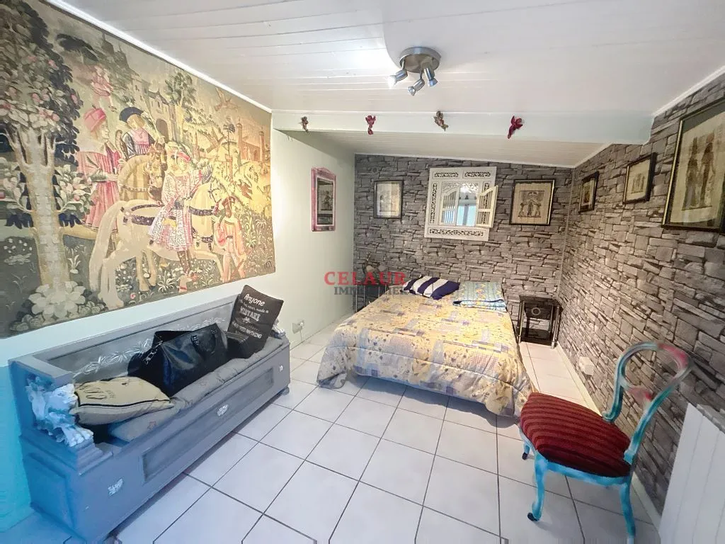 PETITE MAISON HABITABLE SUR 2400 M&sup2; DE TERRAIN