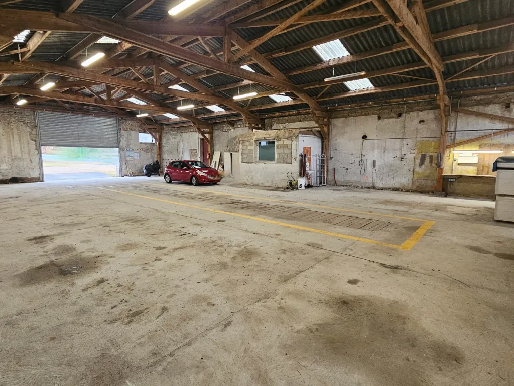 Maison attypique avec entr&ecirc;pots