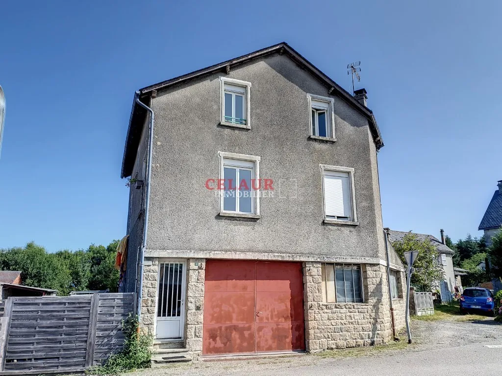 Grande maison avec entrep&ocirc;ts